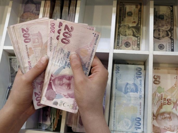 A money changer counts Turkish lira bills at an currency exchange office in central Istanbul, Turkey, August 21, 2015. REUTERS/Murad Sezer/File Photo
