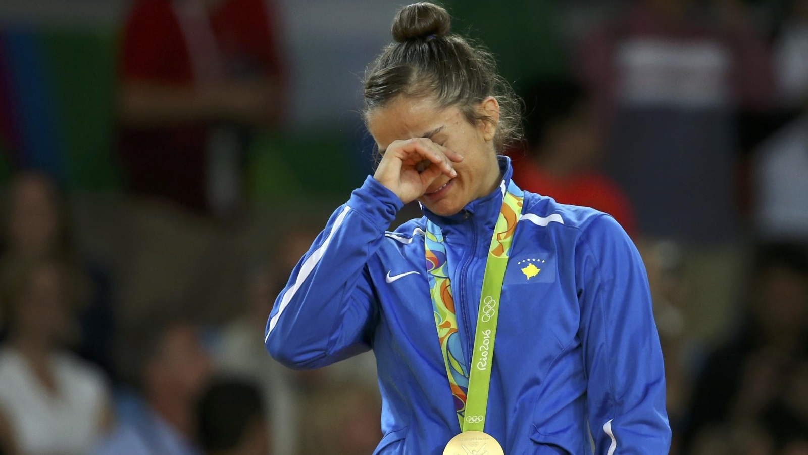  كلمندي لم تحاول إخفاء دموعها عند تتويجها بأول ميدالية أولمبية لبلادها (رويترز)
