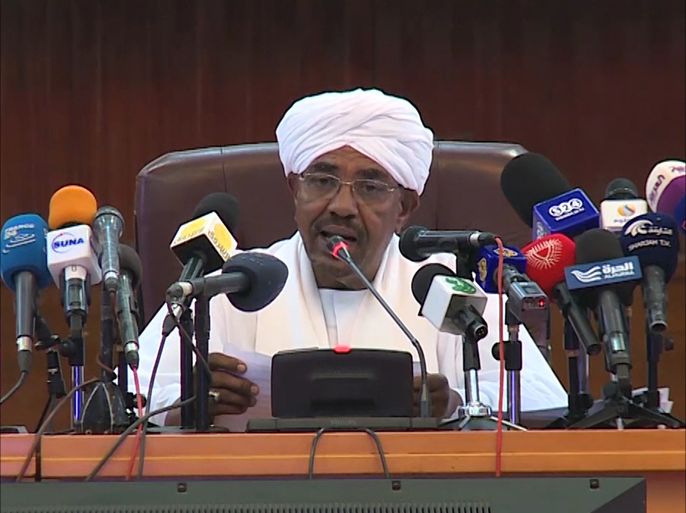 البشير يتعهد بتنفيذ نتائج مؤتمر الحوار السوداني