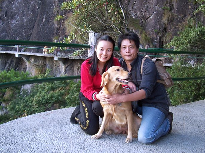 سونغ وزوجته تاي برفقة كلبهما مارك