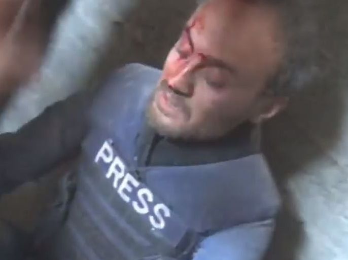 ميلاد فضل مراسل الجزيرة في حلب يظهر في صورة بعد اصابته في قصف للنظام السوري على سكني بحلب في/ مساء الخميس / 4 / 8 / 2016