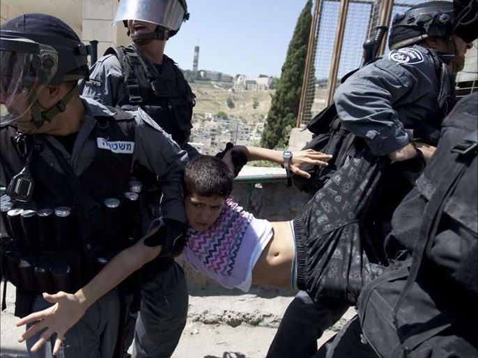 فروانة: الاحتلال اعتقل (2320) طفلاً منذ اندلاع "انتفاضة القدس"