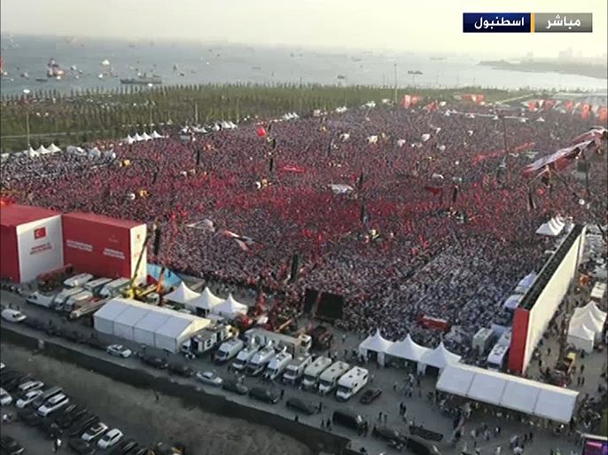 يواصل آلاف الأتراك التوافد علي ميدان يني كابي في اسطنبول للمشاركة في مظاهرة تنديدا بمحاولة الانقلاب منتصف الشهر الماضي.