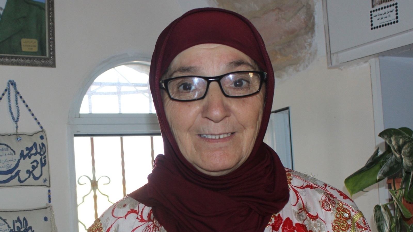 عائشة المصلوحي ولدت لأم فلسطينية وأب مغربي وتقيم في القدس وتحافظ على عاداتها المغربية (الجزيرة نت)