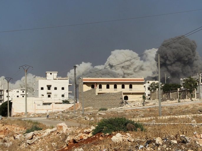 Smoke rises after an airstrike on the rebel held al-Rashideen neighbourhood, Western Aleppo province, Syria July 31, 2016. REUTERS/Ammar Abdullah