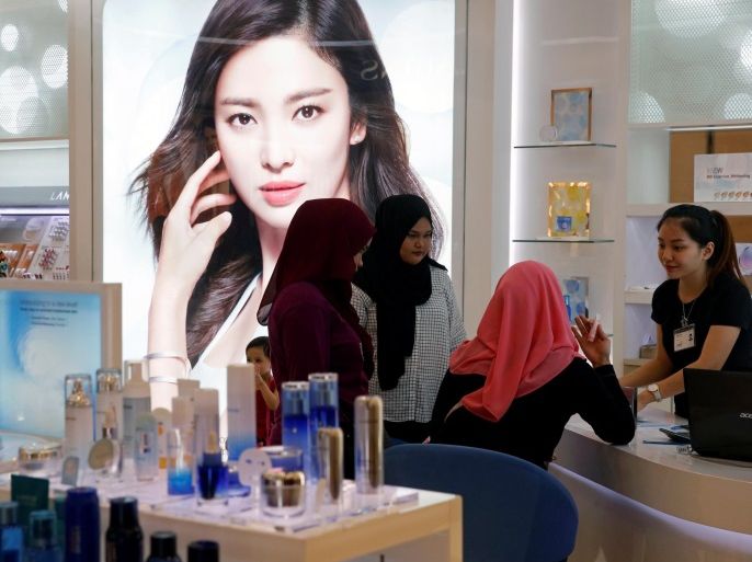 Women shop for cosmetics and face care products at a mall in Kuala Lumpur August 27, 2016. REUTERS/Edgar Su