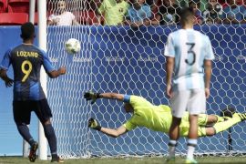 2016 Rio Olympics - Soccer - Men's First Round - Group D Argentina v Honduras - Mane Garrincha Stadium - Brasilia, Brazil - 10/08/2016. Anthony Lozano (HON) of Honduras scores on a penalty kick as Goalkeeper Geronimo Rulli (ARG) of Argentina dives to try and make the save. REUTERS/Ueslei Marcelino FOR EDITORIAL USE ONLY. NOT FOR SALE FOR MARKETING OR ADVERTISING CAMPAIGNS.