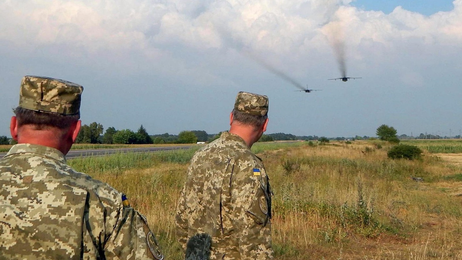 مقاتلتان من طراز سوخوي-24 خلال تدريبات نفذها سلاح الجو الأوكراني الأربعاء وسط توتر مع روسيا (رويترز)