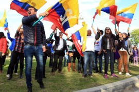 A group of supporters of the peace process welcomes Colombian government representatives for the peace talks with the Revolutionary Armed Forces of Colombia (FARC) in Havana, upon their arrival in Bogota, Colombia, 26 August 2016. The Colombian officials arrive in the capital after four years of negotiations with the Revolutionary Armed Forces of Colombia (FARC). The final peace agreement will be put to public referendum on 02 October 2016.