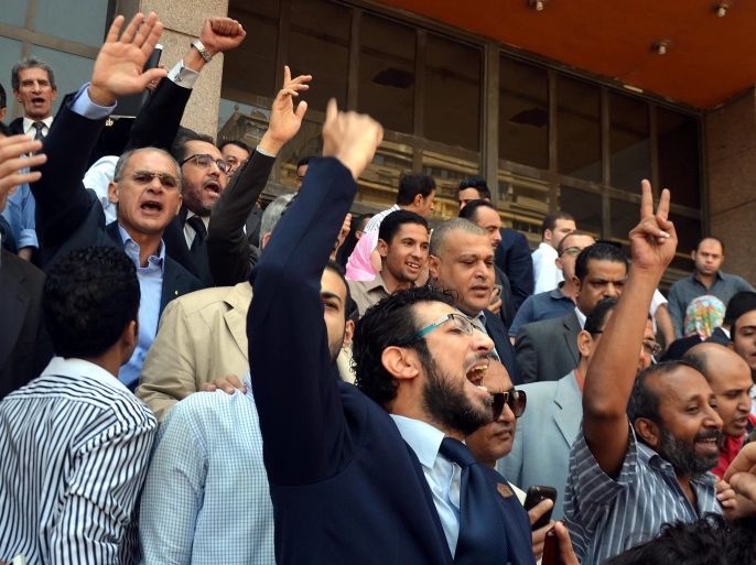 People hold the victory sign and shout slogan in front of the State Council courthouse after a ruling against the Egypt-Saudi border demarcation agreement, Cairo, Egypt, 21 June 2016. A court ruled on 21 June 2016 that the Egyptian-Saudi border demaraction agreement which was signed on 08 April 2016 placing the two Egyptian islands Tiran and Sanafir located in the Red Sea into the Saudi waters is void. State Council Vice President, Judge Yehia al-Dakroury also added to