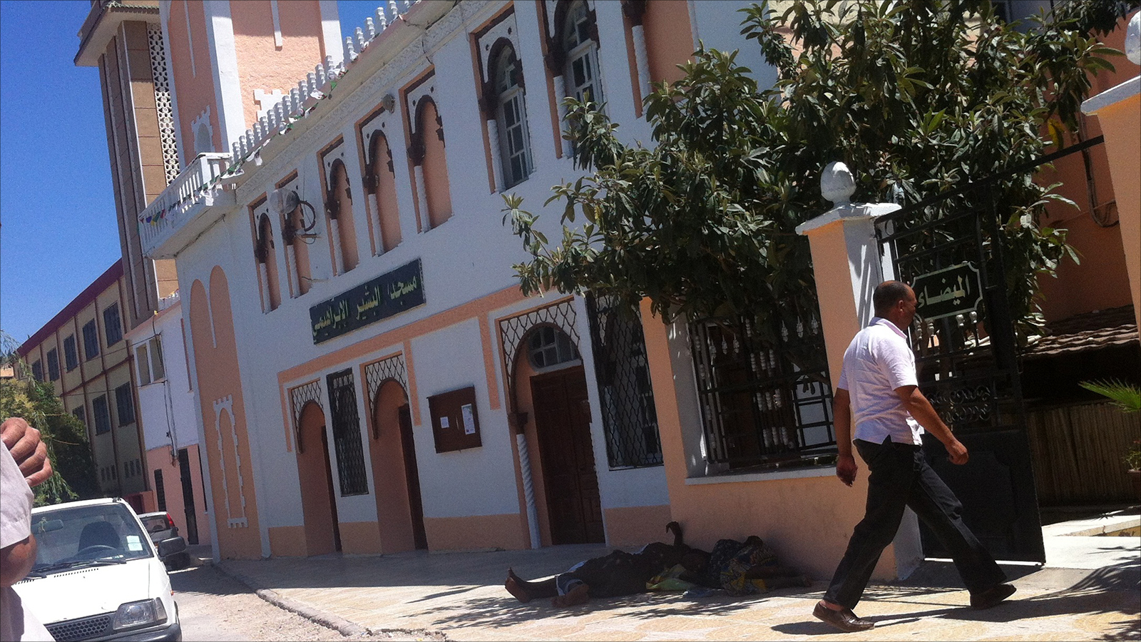 ‪متسولات نائمات بجانب أحد المساجد‬ (الجزيرة)