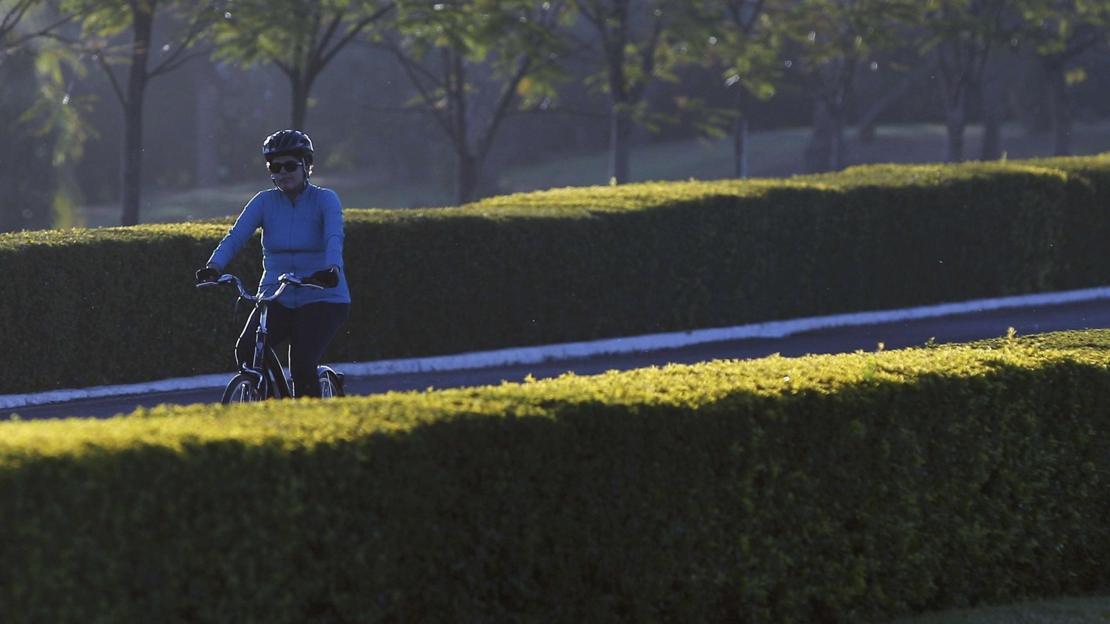 ‪روسيف خلال جولة في برازيليا على دراجتها الهوائية قبيل التصويت على محاكمتها في مجلس الشيوخ‬ (رويترز)