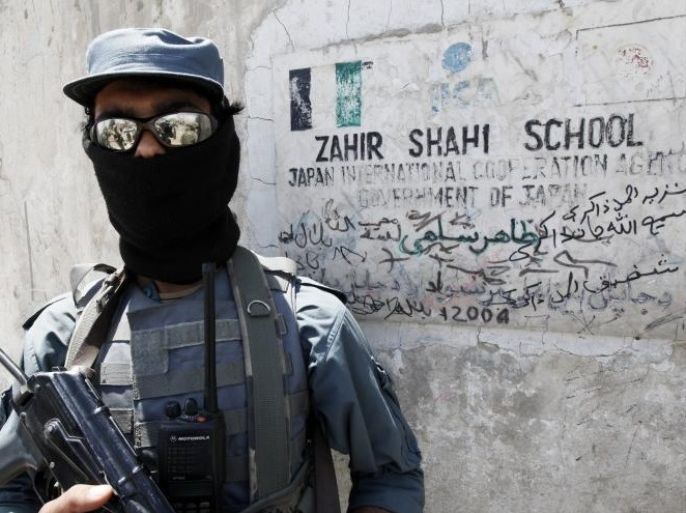 شرطي أفغاني يحرس مدرسة محلية ترعاها "وكالة التعاون الدولي اليابانية" في مدينة قندهار يوم 11 مايو/أيار 2010.