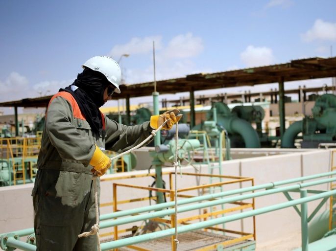 A worker maintains oil pipelines at the Zueitina oil terminal in Zueitina, west of Benghazi, Libya April 7, 2014. REUTERS/Esam Omran Al-Fetori/File Photo