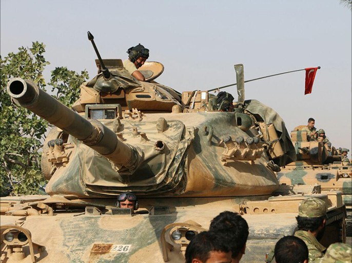 بثت وكالة الأناضول عبر حسابها الرسمي على تويتر مجموعة من الصور الثابتة لدبابات الجيش التركي بعد عبورها الحدود السورية التركية إلى مدينة جرابلس