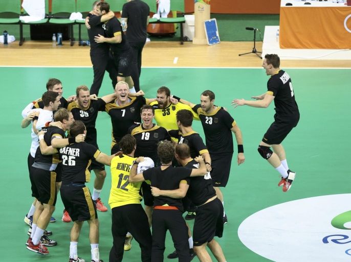 2016 Rio Olympics - Handball - Final - Men's Bronze Medal Game Poland v Germany - Future Arena - Rio de Janeiro, Brazil - 21/08/2016. Players of Germany's team celebrate victory in the bronze medal match. REUTERS/Alkis Konstantinidis FOR EDITORIAL USE ONLY. NOT FOR SALE FOR MARKETING OR ADVERTISING CAMPAIGNS.
