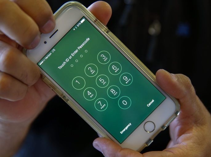 The lock screen of an Apple iPhone 6 is seen in Columbia, South Carolina, USA, 20 February 2016. Apple and the US Federal Bureau of Investigation are currently at odds over creating software to unlock the iPhone of San Bernardino shooter Syed Farook without erasing the phone's data. Apple chief executive Tim Cook refused the judge's order in an open letter posted on the company's website 16 February 2016 shortly after Judge Sheri Pym ordered the company to help the F