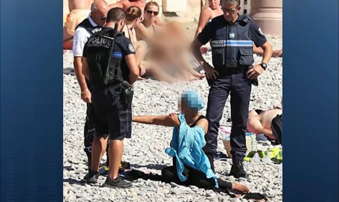 الشرطة الفرنسية تجبر امرأة على خلع "البوركيني"