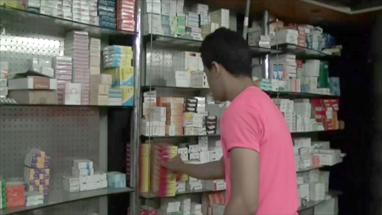 ‪نقص حاد بالأدوية في المستشفيات الحكومية والصيدليات بمصر‬  (الجزيرة-أرشيف)