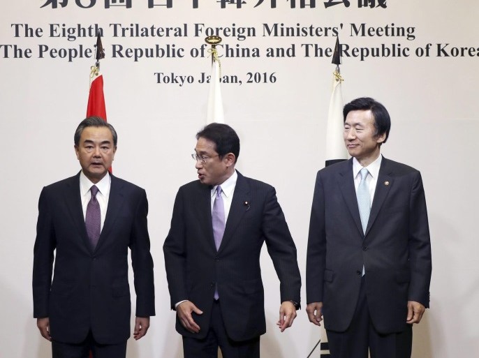 Japanese Foreign Minister Fumio Kishida (C), Chinese Foreign Minister Wang Yi (L) and South Korean Foreign Minister Yun Byung-se (R) pose for photographers prior to the official banquet of the trilateral foreign minister's meeting in Tokyo, Japan, 23 August 2016.