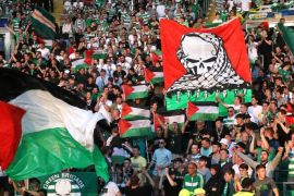 Britain Football Soccer - Celtic v Hapoel Be’er-Sheva - UEFA Champions League Qualifying Play-Off First Leg - Celtic Park - 17/8/16 Celtic fans hold up Palestine flags Action Images via Reuters / Russell Cheyne Livepic EDITORIAL USE ONLY.