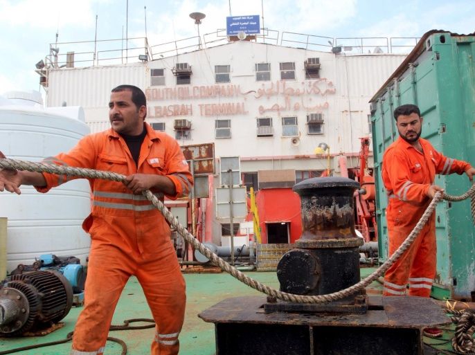 Oil workers pull ropes at the Al-Basra terminal in southern Iraq, February 28, 2016. REUTERS/Essam Al-Sudani