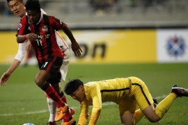 FC Seoul's Carlos Adriano (front) in action against goalkeeper Wang Dalei of Shandong Luneng during the AFC Champions League Group F match between FC Seoul and Shandong Luneng FC at Sangam World Cup Stadium in Seoul, South Korea, 05 April 2016.