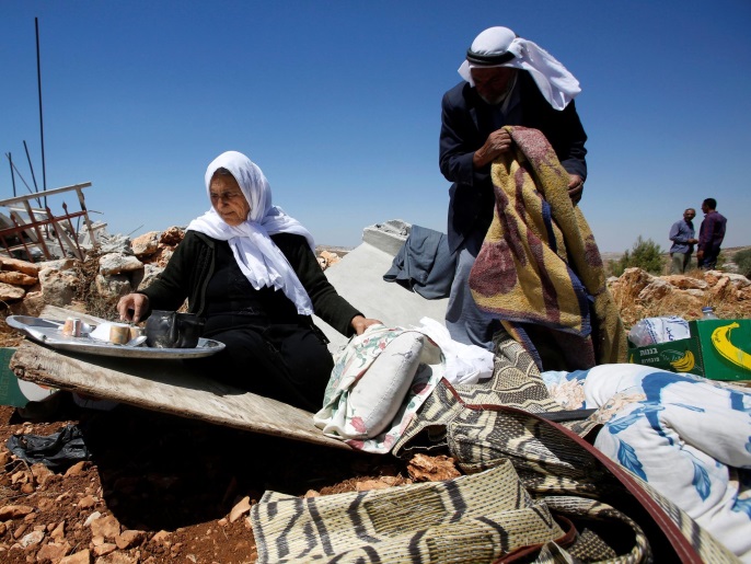 ‪فلسطينيون هدمت إسرائيل منازلهم في قرية سعير قرب الخليل‬ (الأوروبية)