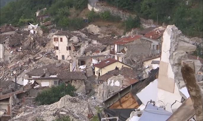 250 قتيلا بزلزال إيطاليا والبحث تحت الأنقاض متواصل