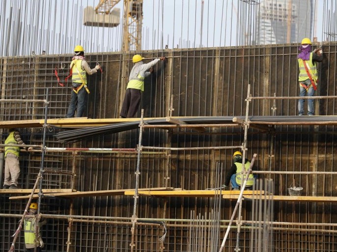 Indian labourers work at the construction site of a building in Riyadh November 16, 2014. India is pressing rich countries in the Gulf to raise the wages of millions of Indians working there, in a drive that could secure it billions of dollars in fresh income but risks pricing some of its citizens out of the market. Picture taken November 16. To match story INDIA-MIDEAST/WORKERS REUTERS/Faisal Al Nasser (SAUDI ARABIA - Tags: BUSINESS CONSTRUCTION EMPLOYMENT)