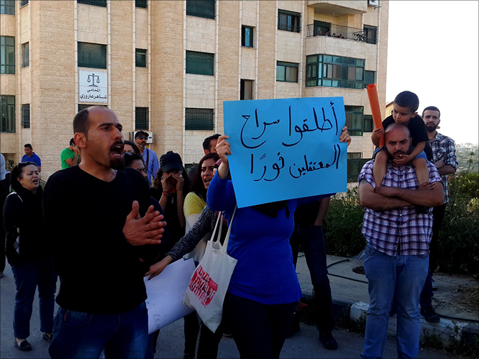 ‪نشطاء فلسطينيون يطالبون بالإفراج عن المعتقلين السياسيين في سجون السلطة الفلسطينية‬ (الجزيرة)