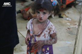 طفلة خرجت من تحت أنقاض منزلها بعد غارة جوية لطائرات النظام على حي المرجة بحلب.