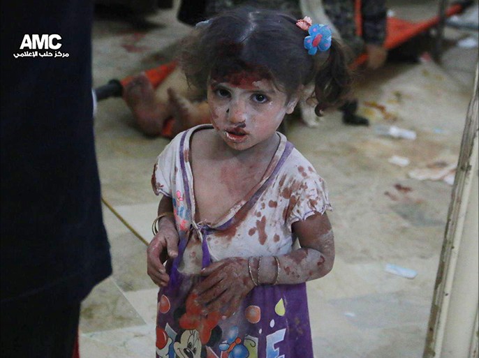طفلة خرجت من تحت أنقاض منزلها بعد غارة جوية لطائرات النظام على حي المرجة بحلب.