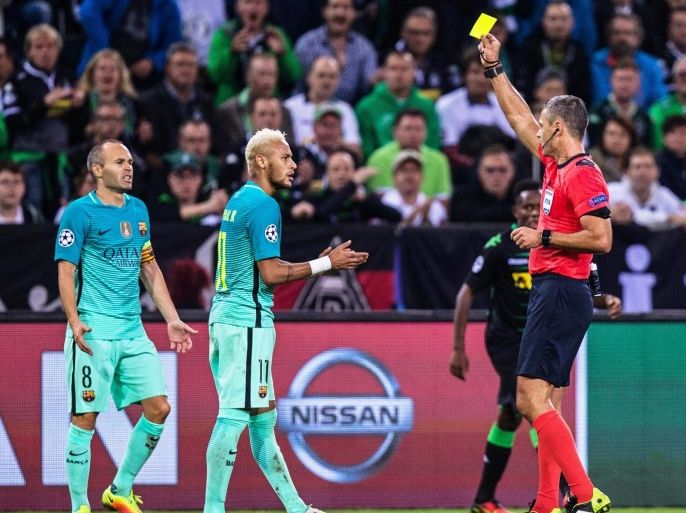 Barcelona's Neymar (C) is booked by Slovenian referee Damir Skomina (R) during the UEFA Champions League group C soccer match between Borussia Moenchengladbach and FC Barcelona in Moenchengladbach, Germany, 28 September 2016. Barca won 2-1.