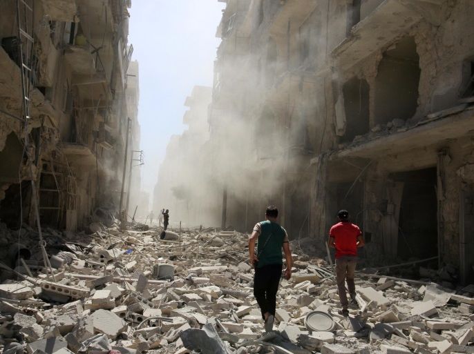 Men inspect the damage after an airstrike on the rebel held al-Qaterji neighbourhood of Aleppo, Syria September 25, 2016. REUTERS/Abdalrhman Ismail