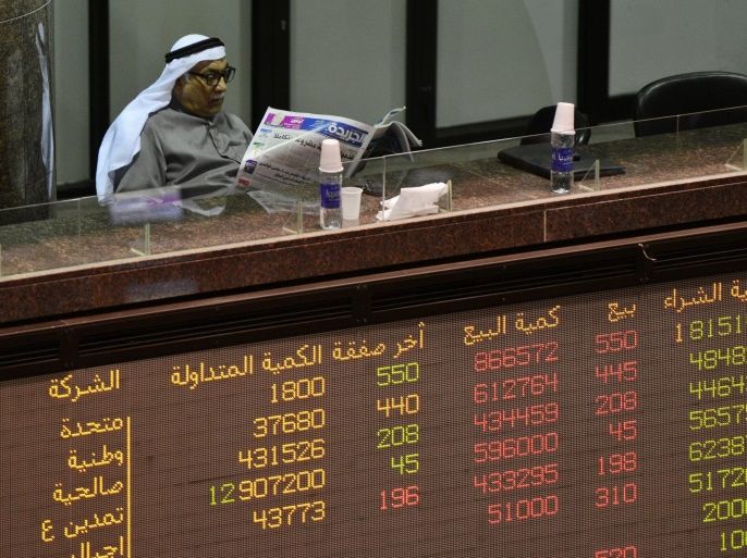 A Kuwaiti trader reads a newspaper at the stock Exchange in Kuwait City, Kuwait, 30 Dec 2015. According to reports the Kuwaiti stock market has dropped to a ten year low.