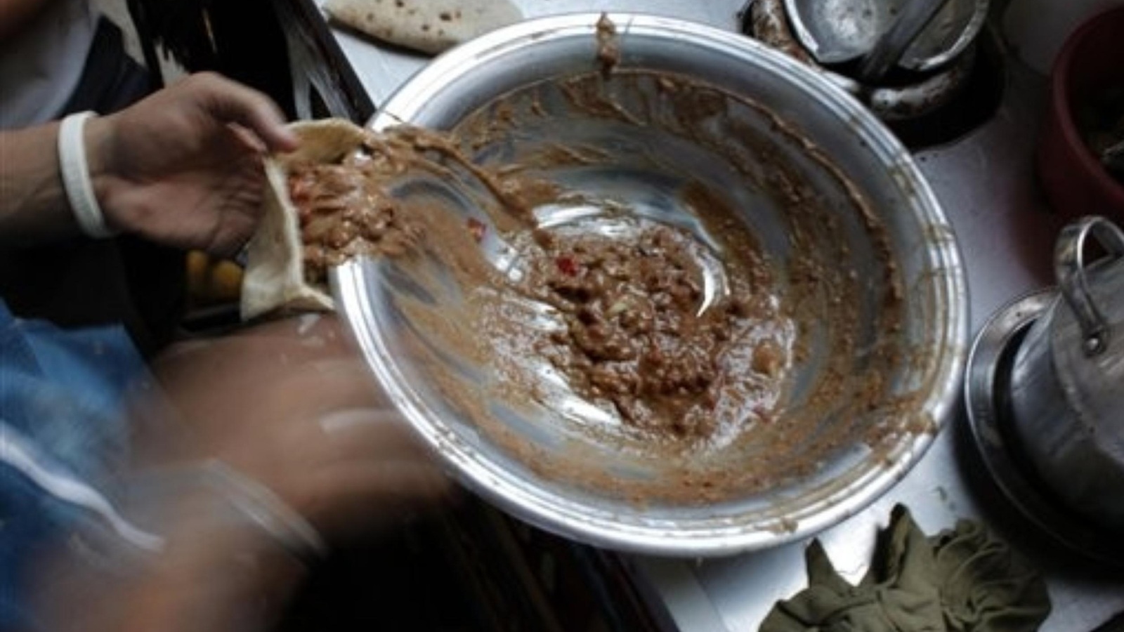 الفول هو الأكلة الشعبية الأكثر انتشارا في مصر (أسوشيتد برس)