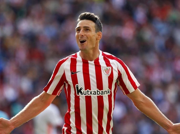 Athletic Bilbao's Aritz Aduriz celebrates after scoring the 2-1 lead during the Spanish Primera Division soccer match between Athletic Bilbao and Valencia CF at the San Mames stadium in Bilbao, Spain, 18 September 2016.
