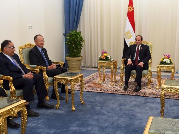 Egyptian President Abdel Fattah al-Sisi (C) meets with President of The World Bank Jim Yong Kim (2nd L) ahead of the Tripartite Summit of Africa's three major regional economic committees; the Common Market for Eastern and Southern Africa (COMESA), the South African Development Community (SADC), and the East African Community (EAC), aimed at unifying them into one trade bloc, in Sharm el-Sheikh, Egypt, in this June 10, 2015 handout photo provided by The Egyptian Presidency. REUTERS/The Egyptian Presidency/Handout via Reuters. ATTENTION EDITORS - THIS PICTURE WAS PROVIDED BY A THIRD PARTY. REUTERS IS UNABLE TO INDEPENDENTLY VERIFY THE AUTHENTICITY, CONTENT, LOCATION OR DATE OF THIS IMAGE. FOR EDITORIAL USE ONLY. NOT FOR SALE FOR MARKETING OR ADVERTISING CAMPAIGNS. THIS PICTURE IS DISTRIBUTED EXACTLY AS RECEIVED BY REUTERS, AS A SERVICE TO CLIENTS. NO SALES. NO ARCHIVES.