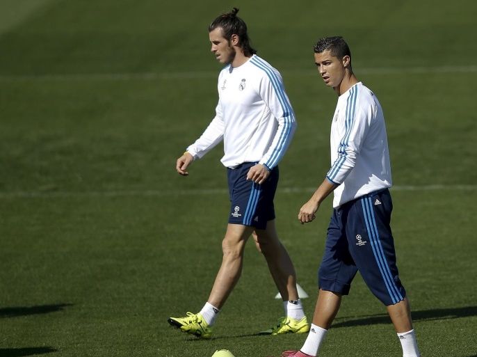Real Madrid's Cristiano Ronaldo (R) walks next to Gareth Bale during a training session ahead of their Champions League soccer match against Shakhtar Donetsk at the team's training camp outside Madrid, Spain, September 14, 2015. REUTERS/Andrea Comas