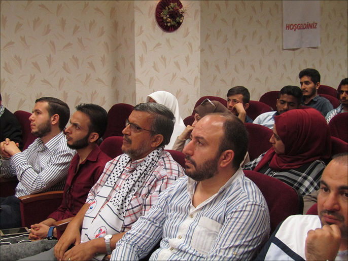‪مشاركون بالمؤتمر الصحفي للحملة الدولية لكسر الحصار عن قطاع غزة في إسطنبول‬ (الجزيرة نت)