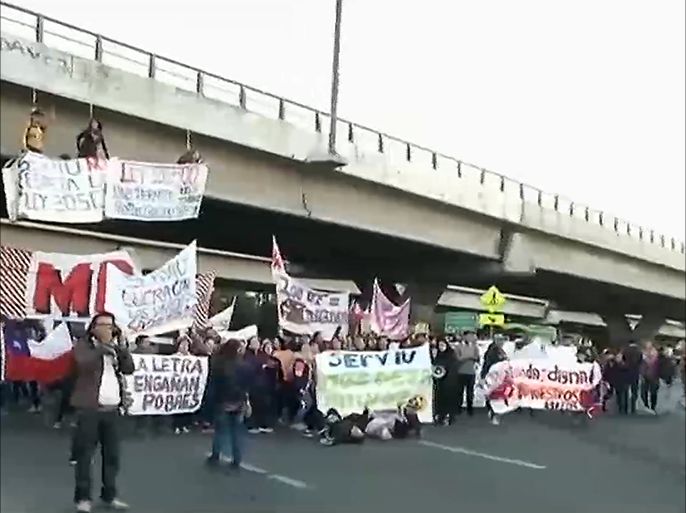 شارك مئات المدنيين في احتجاجات بالعاصمة التشيلية سانتياغو على مشروع تنموي يؤدي إلى غلاء خدمات الإسكان والتنمية الحضرية.