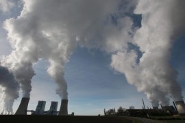 (FILE) Steam rises from the lignite coal power plants Neurath I and Neurath II near Rommerskirchen, Germany, 04 March 2014. An United Nations (UN) report on 09 September 2014 says that greenhouse gases have reached a new record level in 2013 after surging amounts of carbon dioxid were pumped into the atmosphere and oceans have become more acidic then ever.