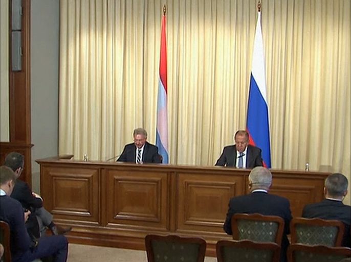 قال وزير الخارجية الروسي سيرغي لافروف إن روسيا ستسعى لنشر تفاصيل اتفاقيتها مع الولايات المتحدة بشأن سوريا إلى العلن لكن واشنطن تفضل بقاءها سرية في الوقت الراهن.