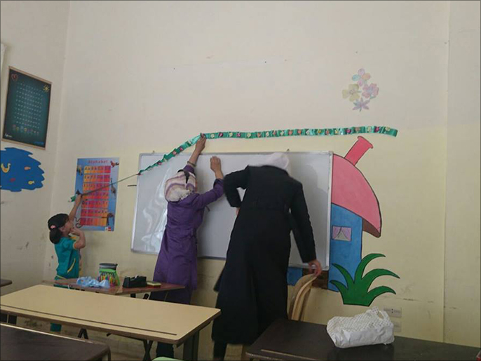 ‪مهام النساء تنوعت منذ بدء النظام محاصرة مضايا‬ مهام النساء تنوعت منذ بدء النظام محاصرة مضايا (الجزيرة)
