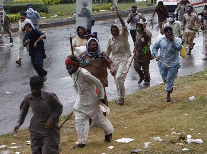 Anti-government protesters chase after policemen during the Revolution March towards the prime minister's house in Islamabad September 1, 2014. Pakistan is preparing to launch a selective crackdown against anti-government protesters trying to bring down the government of Prime Minister Nawaz Sharif, the defense minister said, warning demonstrators against storming government buildings. REUTERS/Akhtar Soomro (PAKISTAN - Tags: POLITICS CIVIL UNREST)