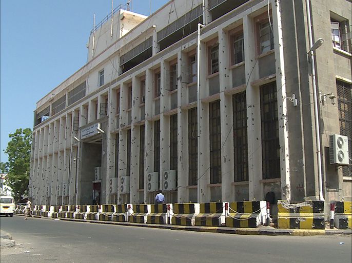 تحديات كبيرة تقف أمام الحكومة اليمنية لنقل البنك المركزي إلى عدن
