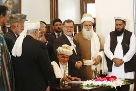 epa05561480 Afghan president Ashraf Ghani (C) signs a peace agreement during a ceremony in Kabul, Afghanistan, 29 September 2016. According to reports, a peace agreement between Hizb-e-Islami led by Gulbadin Hekmatyar and the Afghan government was signed in Kabul on 29 September. EPA/JAWAD JALALI