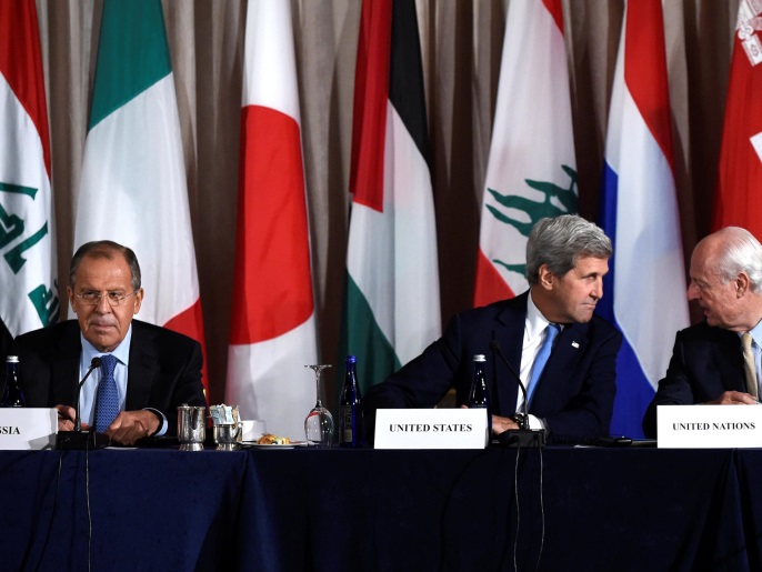 وزير الخارجية الأميركي (وسط) مع المبعوث الأممي إلى سوريا (يمين) ووزير الخارجية الروسي (رويترز)
