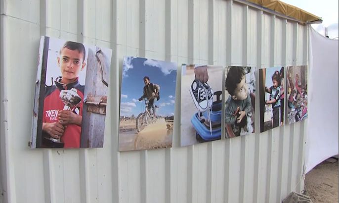 معرض "بيوت بلا أعمدة" يوثق معاناة أطفال الكرفانات بغزة